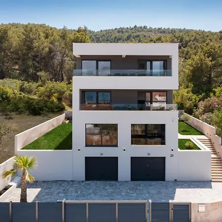House & * Slatine