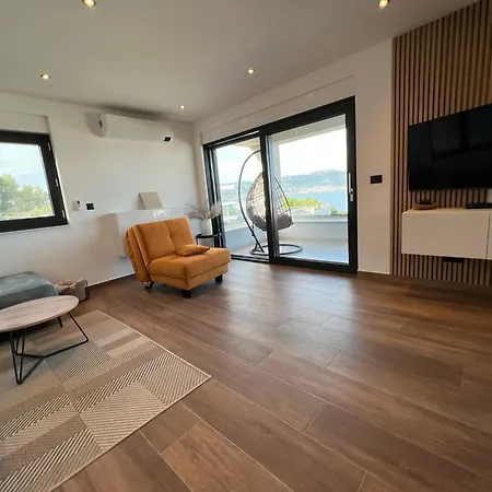 House & * Slatine