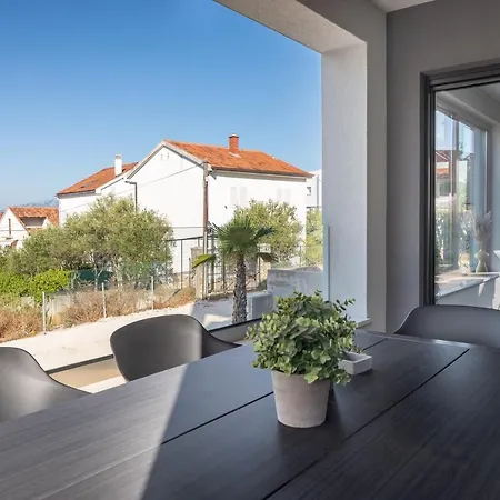 House & سلاتين